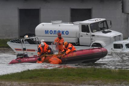 Московская область, Ногинск.  Сотрудник МЧС  во время демонстрационно-полевых учений на Международном салоне средств обеспечения безопасности `Комплексная безопасность-2017`.