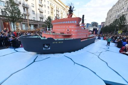 Москва.  Горожане во время праздничных мероприятий, посвященных 870-летию города на Тверской улице.