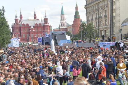 Москва. Горожане во время праздничных мероприятий, посвященных 870-летию города на Тверской улице.