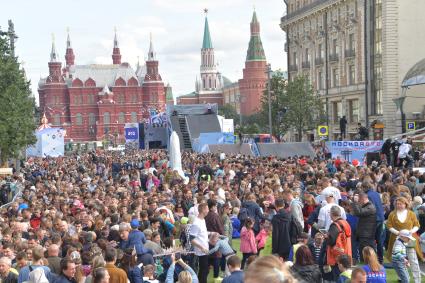 Москва.  Горожане во время праздничных мероприятий, посвященных 870-летию города на Тверской улице.