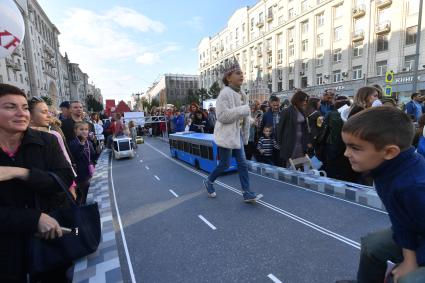 Москва.  Горожане во время праздничных мероприятий, посвященных 870-летию города на Тверской улице.