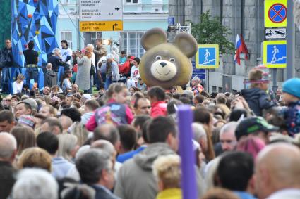 Москва. Горожане во время праздничных мероприятий, посвященных 870-летию города на Тверской улице.