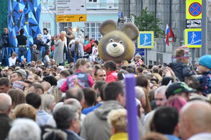 Москва.  Горожане во время праздничных мероприятий, посвященных 870-летию города на Тверской улице.