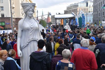Москва. Горожане во время праздничных мероприятий, посвященных 870-летию города на Тверской улице.