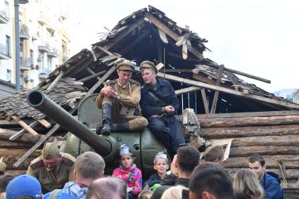 Москва. Горожане во время праздничных мероприятий, посвященных 870-летию города на Тверской улице.