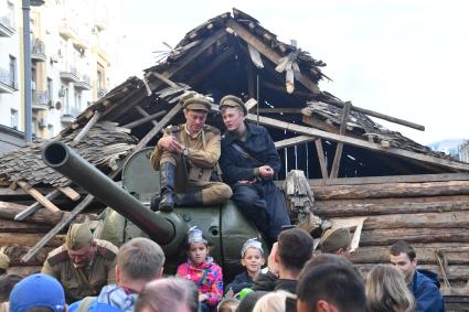 Москва.  Горожане во время праздничных мероприятий, посвященных 870-летию города на Тверской улице.