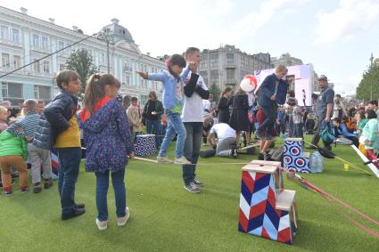 Москва.  Горожане во время праздничных мероприятий, посвященных 870-летию города на Тверской улице.