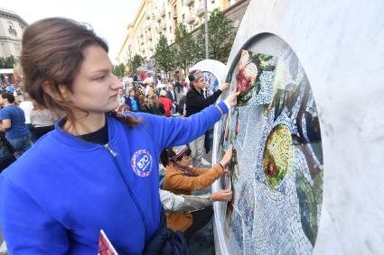 Москва. Горожане во время праздничных мероприятий, посвященных 870-летию города на Тверской улице.