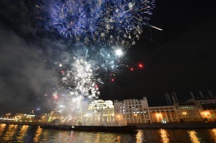 Москва. Праздничный салют на Москве-реке у парка `Зарядье` в честь 870-летия  города.