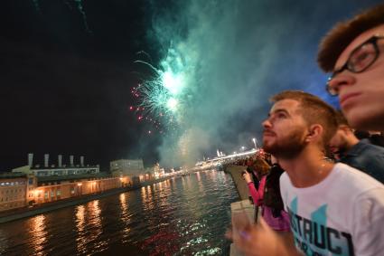 Москва. Праздничный салют на Москве-реке у парка `Зарядье` в честь 870-летия  города.