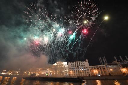 Москва. Праздничный салют на Москве-реке у парка `Зарядье` в честь 870-летия  города.