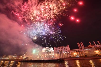 Москва. Праздничный салют на Москве-реке у парка `Зарядье` в честь 870-летия  города.