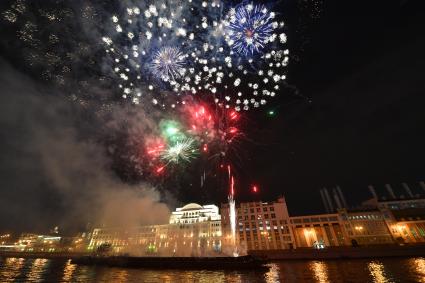 Москва. Праздничный салют на Москве-реке у парка `Зарядье` в честь 870-летия  города.