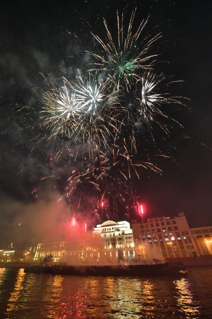 Москва. Праздничный салют на Москве-реке у парка `Зарядье` в честь 870-летия  города.