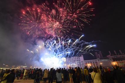 Москва. Праздничный салют на Москве-реке у парка `Зарядье` в честь 870-летия  города.