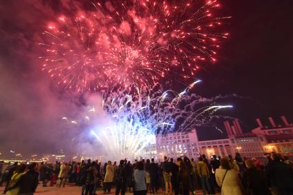 Москва. Праздничный салют на Москве-реке у парка `Зарядье` в честь 870-летия  города.