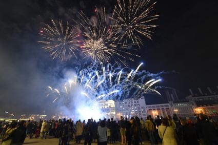 Москва. Праздничный салют на Москве-реке у парка `Зарядье` в честь 870-летия  города.