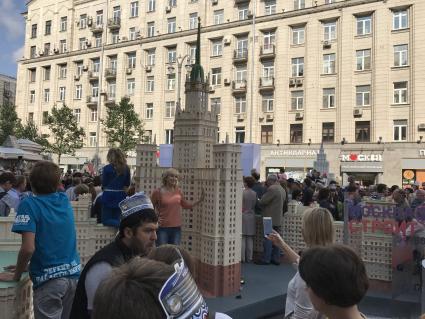 Москва. Горожане во время праздничных мероприятий, посвященных 870-летию города, на Тверской улице.