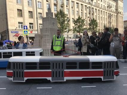 Москва. Горожане во время праздничных мероприятий, посвященных 870-летию города, на Тверской  улице.