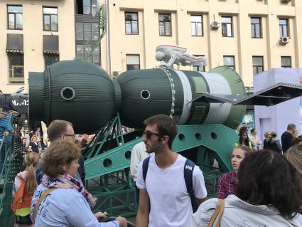 Москва. Горожане во время праздничных мероприятий, посвященных 870-летию города, на Тверской  улице.