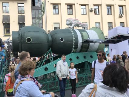 Москва. Горожане во время праздничных мероприятий, посвященных 870-летию города, на Тверской  улице.