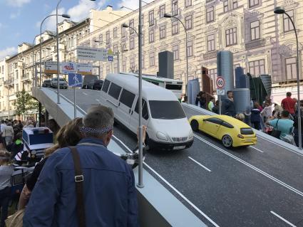 Москва. Горожане во время праздничных мероприятий, посвященных 870-летию города, на Тверской  улице.