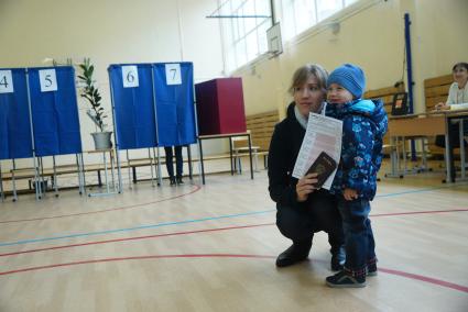 Екатеринбург. Женщина с ребенком на территориальном избирательном участке, во время единого дня голосования