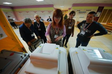 Екатеринбург. Члены избирательной комиссии во время подсчета голосов. Единый день голосования