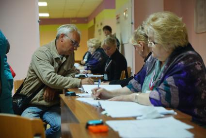 Екатеринбург. Избиратель во время единого дня голосования