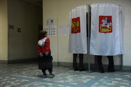 Московская область. Жители города в единый день голосования на избирательном участке # 1789.