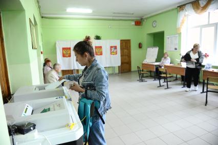 Московская область. Жители города в единый день голосования на избирательном участке # 1789.