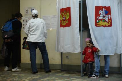 Московская область. Жители города в единый день голосования на избирательном участке # 1789.