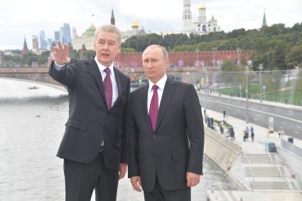 Москва. Президент РФ Владимир Путин и мэр Москвы Москвы Сергей Собянин (слева) во время посещения природно-ландшафтного парка `Зарядье`.