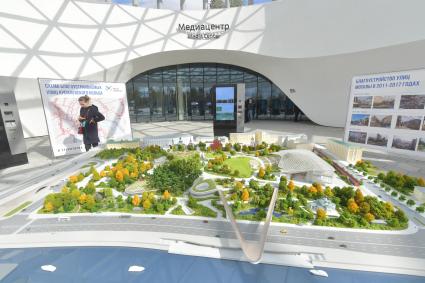 Москва. Посетители в Медиацентре на открытии природно-ландшафтного парка `Зарядье`.