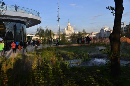 Москва. Посетители  на открытии природно-ландшафтного  парка  `Зарядье`.