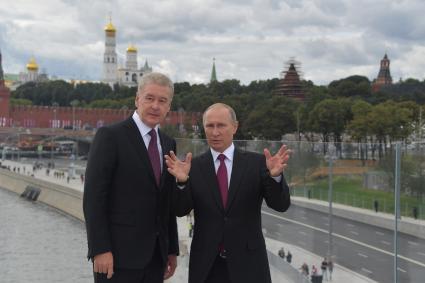 Москва. Президент РФ Владимир Путин и мэр Москвы Москвы Сергей Собянин (слева) во время посещения природно-ландшафтного парка `Зарядье`.
