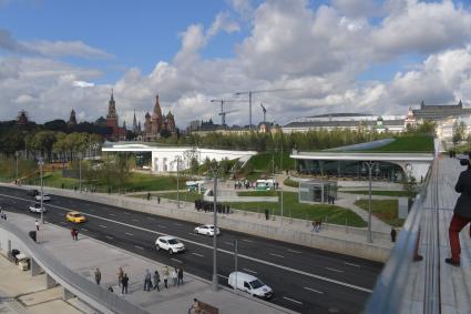 Москва. Посетители  на открытии природно-ландшафтного  парка  `Зарядье`.