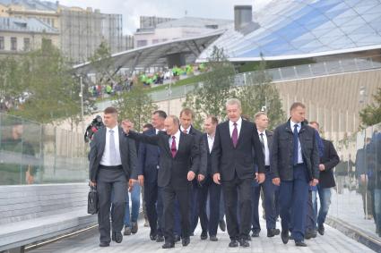 Москва.  Президент РФ Владимир Путин и мэр Москвы Москвы Сергей Собянин ( в центре слева направо)  во время посещения природно-ландшафтного парка `Зарядье`.