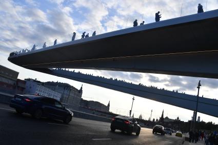 Москва. Посетители  на открытии природно-ландшафтного  парка  `Зарядье`.