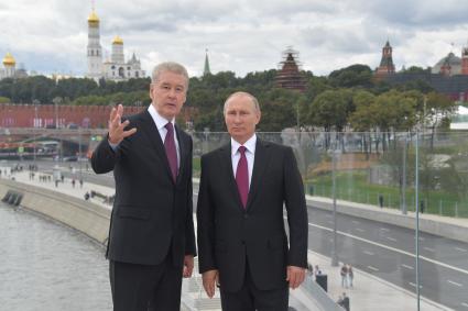 Москва. Президент РФ Владимир Путин и мэр Москвы Москвы Сергей Собянин (слева) во время посещения природно-ландшафтного парка `Зарядье`.