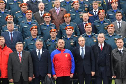 Московская область,Ногинск. Глава МЧС России Владимир Пучков (в центре) во время церемонии  награждения сотрудников-участников Х Международного салона средств обеспечения безопасности `Комплексная безопасность2017`.