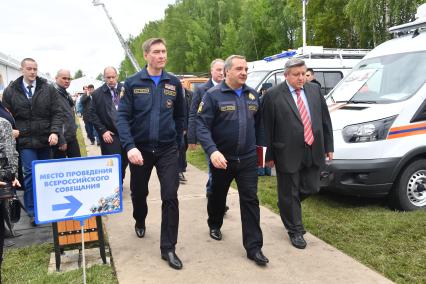 Московская область,Ногинск. Глава МЧС России Владимир Пучков и его заместитель Владимир Степанов (слева) на Х Международном салоне средств обеспечения безопасности `Комплексная безопасность2017`.
