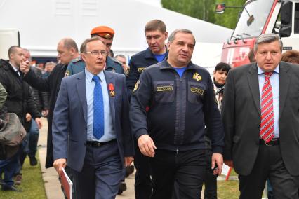 Московская область,Ногинск. Актер Николай Бурляев (слева) и глава МЧС России Владимир Пучков во время открытия Х Международного салона средств обеспечения безопасности `Комплексная безопасность2017`.