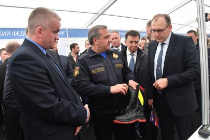 Московская область,Ногинск. Глава МЧС России Владимир Пучков ( в центре)    на Х Международном салоне  средств обеспечения безопасности `Комплексная безопасность2017`.