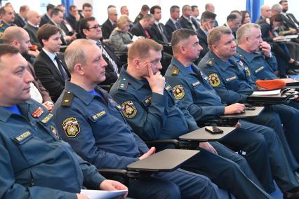 Московская область,Ногинск. Сотрудники МЧС России во время церемонии награждения сотрудников-участников Х Международного салона средств обеспечения безопасности `Комплексная безопасность2017`.