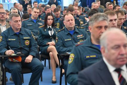 Московская область,Ногинск. Сотрудники МЧС России  во время церемонии  награждения сотрудников-участников Х Международного салона средств обеспечения безопасности `Комплексная безопасность2017`.