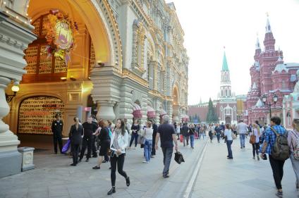 Москва. Эвакуация из  ГУМа  посетителей и обслуживающего персонала в связи с поступившей угрозой взрыва.