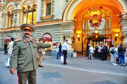 Москва. Эвакуация из  ГУМа  посетителей и обслуживающего персонала в связи с поступившей угрозой взрыва.