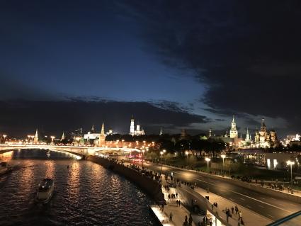 Москва. Вид на Москворецкую набережную и Большой Москворецкий мост.