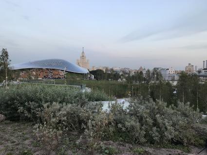 Москва. Посетители в природно-ландшафтном  парке `Зарядье`.